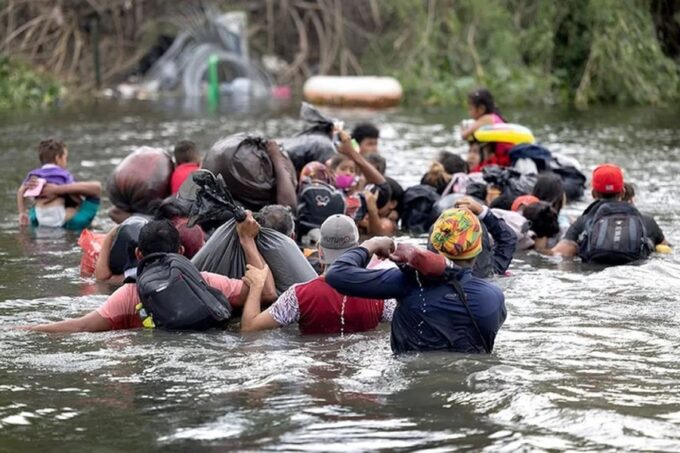 Más de 14,000 migrantes retornan desde EE.UU. a Costa Rica, Panamá y Colombia en 2025